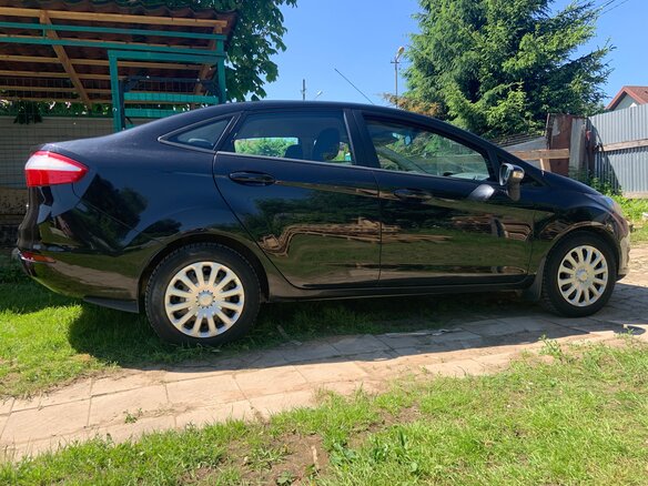 2016 Ford Fiesta Mk6 Рестайлинг, чёрный - вид 1