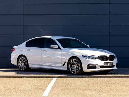 2019 BMW 5 серии 530i xDrive VII (G30/G31/G38), белый, 2495000 рублей, вид 3