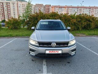 2017 Volkswagen Tiguan II, серебристый, 1780000 рублей, вид 2
