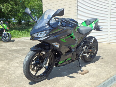 2022 Kawasaki Ninja 400, чёрный, 650000 рублей, вид 1