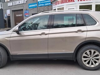 2017 Volkswagen Tiguan II, золотистый, 2250000 рублей, вид 1
