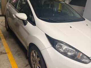 2016 Ford Fiesta Mk6 Рестайлинг, белый, 840000 рублей, вид 1