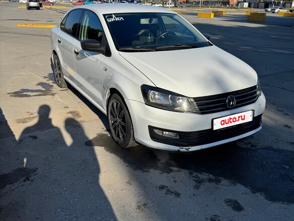 2016 Volkswagen Polo V Рестайлинг, белый, 900000 рублей - вид 2