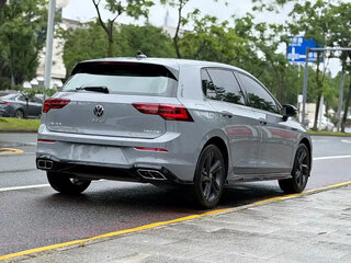 2023 Volkswagen Golf VIII, серый, 1890000 рублей, вид 4