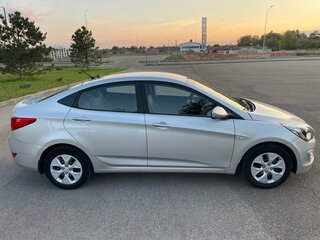 2016 Hyundai Solaris I Рестайлинг, серебристый, 870000 рублей, вид 4
