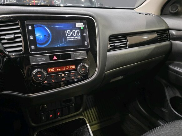 2019 Mitsubishi Outlander III Рестайлинг 3, белый - вид 16