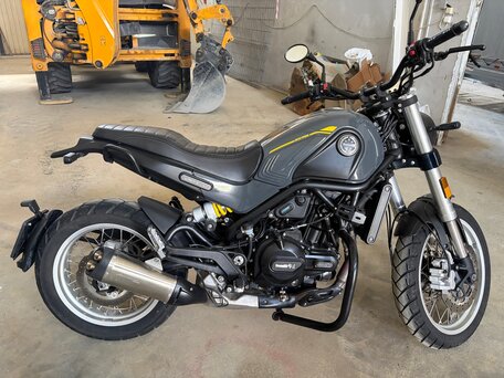 2023 Benelli Leoncino 500 Trail, серый, 500000 рублей, вид 4