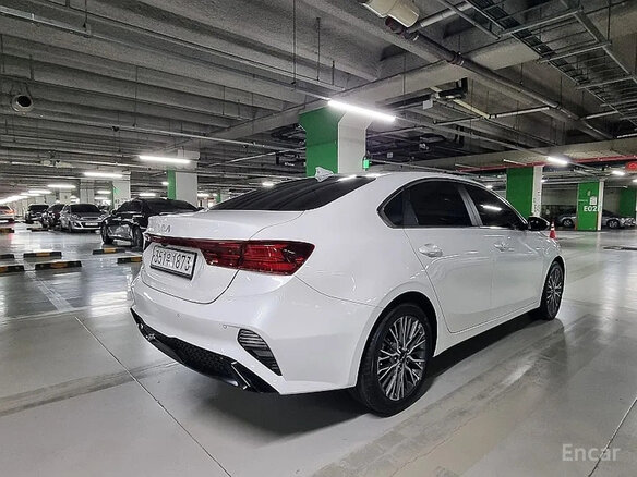 2023 Kia K3 II Рестайлинг, белый - вид 3