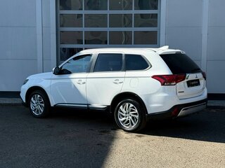 2019 Mitsubishi Outlander III Рестайлинг 3, белый, 1969000 рублей, вид 3