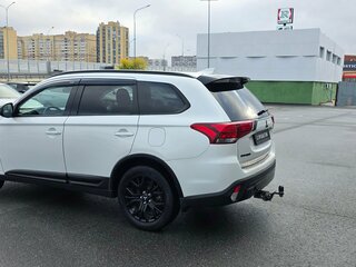 2020 Mitsubishi Outlander III Рестайлинг 3, белый, 2320000 рублей, вид 4