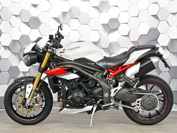 2016 Triumph Speed Triple, белый - вид 3