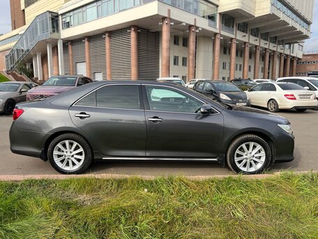 2013 Toyota Camry VII (XV50), серый, вид 2