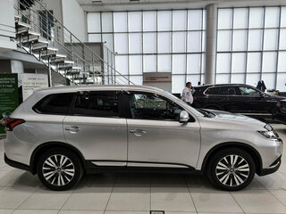 2021 Mitsubishi Outlander III Рестайлинг 3, серебристый, 3120000 рублей, вид 4