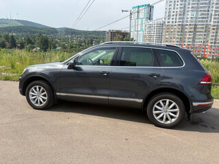 2015 Volkswagen Touareg II Рестайлинг, серебристый, 3100000 рублей, вид 2