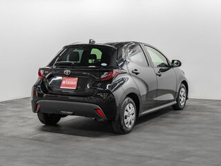 2020 Toyota Yaris IV, чёрный, 1075000 рублей, вид 3