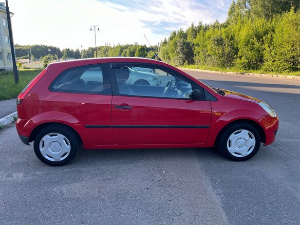 2005 Ford Fiesta Mk5, красный, 370000 рублей - вид 2
