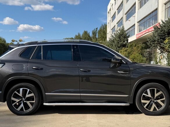 2023 Volkswagen Tayron I Рестайлинг, коричневый, 2130000 рублей - вид 3