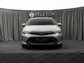 2017 Toyota Camry VII (XV50) Рестайлинг 2, серебристый, 2400000 рублей, вид 3