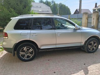 2010 Volkswagen Touareg I Рестайлинг, серебристый, 1250000 рублей, вид 4