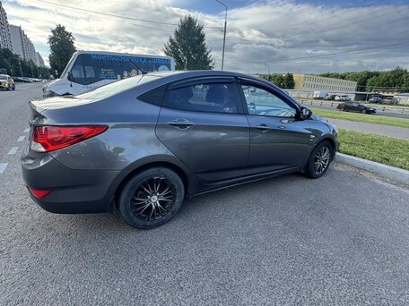 2013 Hyundai Solaris I, чёрный, 720000 рублей, вид 4