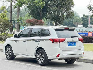 2023 Mitsubishi Outlander III Рестайлинг 3, белый, 1820000 рублей, вид 5