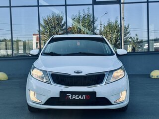 2013 Kia Rio 4-speed III, белый, 879000 рублей, вид 3