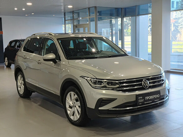 2021 Volkswagen Tiguan II Рестайлинг, серый, 2845000 рублей - вид 2