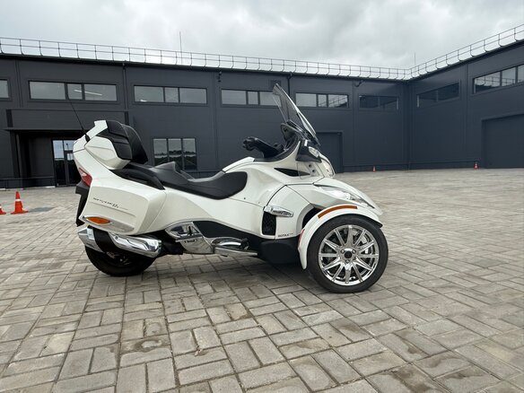 2016 BRP Can-Am Spyder, белый, 1750000 рублей - вид 11