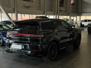 2024 Porsche Cayenne GTS III Рестайлинг, чёрный, 22300000 рублей, вид 4