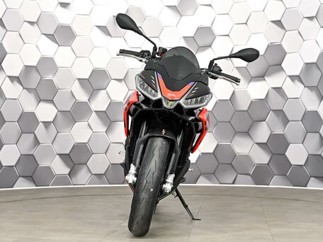2023 Aprilia Tuono 660, чёрный, 1177000 рублей, вид 5