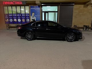 2023 Toyota Camry VIII (XV70) Рестайлинг, чёрный, 3500000 рублей, вид 4