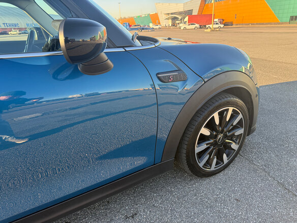 2021 Mini Hatch Cooper S III (F55/F56) Рестайлинг 2, синий, 2990000 рублей - вид 4