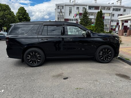 2022 Chevrolet Tahoe V, чёрный, 6750000 рублей, вид 2