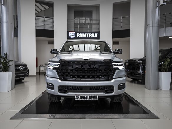 2026 Ram 1500 Crew Cab V Рестайлинг, серебристый, 9390000 рублей - вид 1
