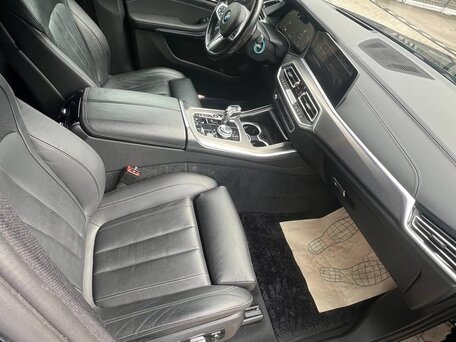 2020 BMW X5 40d IV (G05/G18), чёрный, 6000000 рублей, вид 4