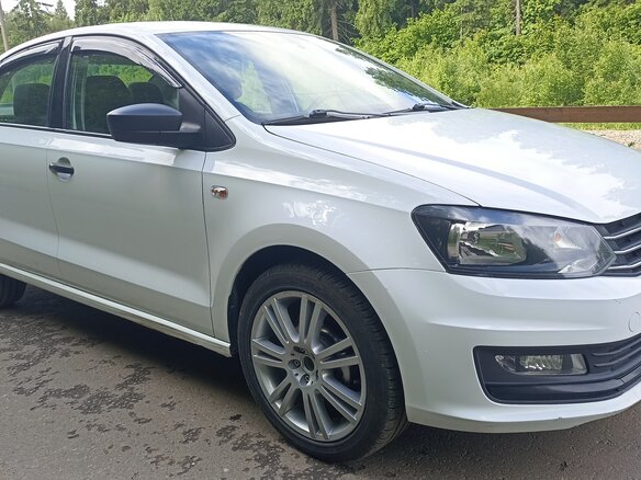 2018 Volkswagen Polo V Рестайлинг, белый, 780000 рублей