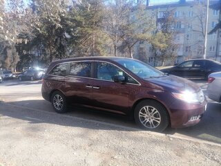 2011 Honda Odyssey (North America) IV, красный, 1400000 рублей, вид 3