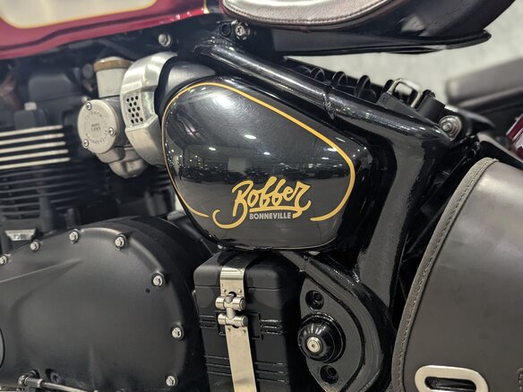 2022 Triumph Bonneville Bobber, красный, 1490000 рублей - вид 13