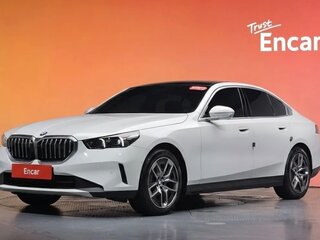 2024 BMW 5 серии 520i VIII (G60/G61/G68), белый, 5880000 рублей, вид 2