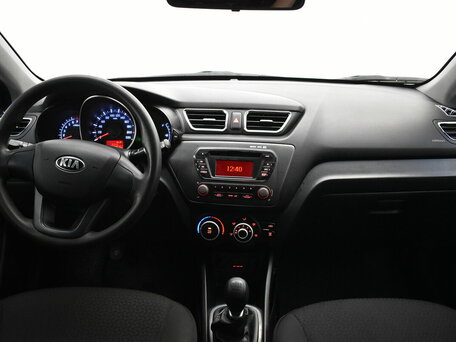 2013 Kia Rio 5-speed III, белый, 450000 рублей, вид 5