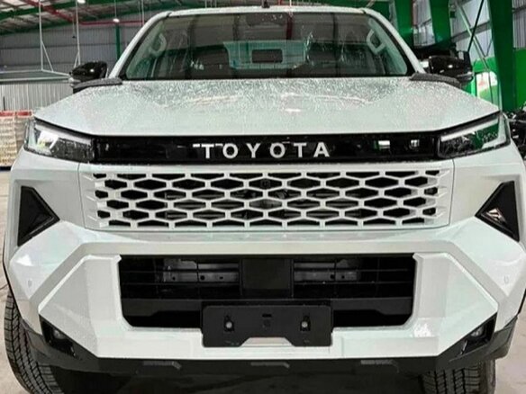 2026 Toyota Hilux IX, белый, 8899000 рублей