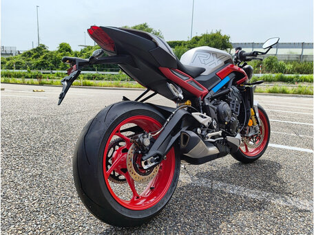 2026 Triumph Street Triple, серебристый, 1400000 рублей, вид 2