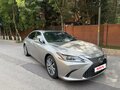 2021 Lexus ES 250 VII Рестайлинг, серый - вид 2