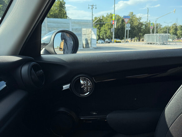 2019 Mini Hatch Cooper III (F55/F56) Рестайлинг, серебристый - вид 25