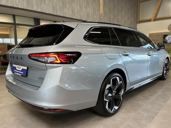 2026 Skoda Superb IV, серебристый, 5215005 рублей - вид 3
