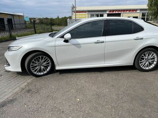 2019 Toyota Camry VIII (XV70), белый, 3250000 рублей, вид 3