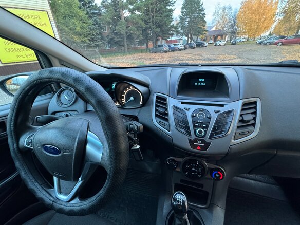 2017 Ford Fiesta Mk6 Рестайлинг, серый, 595000 рублей - вид 8