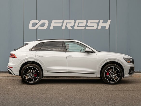 2021 Audi Q8 55 TFSI I (4M), белый, 7505000 рублей - вид 4