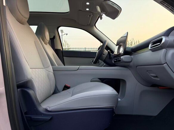 2026 Leapmotor A10 53 kWh, бежевый, 2050000 рублей - вид 15