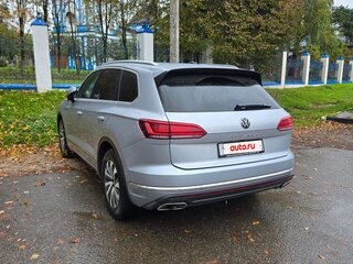 2021 Volkswagen Touareg III, серебристый, 6100000 рублей, вид 3